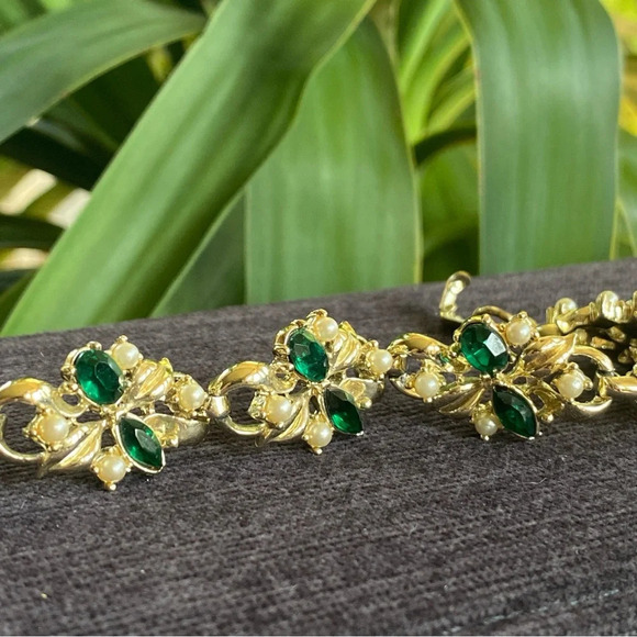 Ornate Emerald and Faux Pearl Gold Tone Victorian Inspired Bracelet - Picture 6 of 13